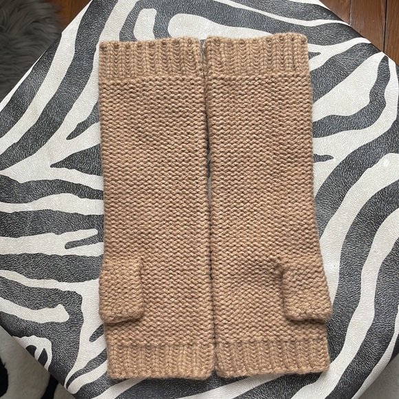 Michael Kors patchwork cable knit arm warmer fingerless gloves in camel color - Picture 3 of 4